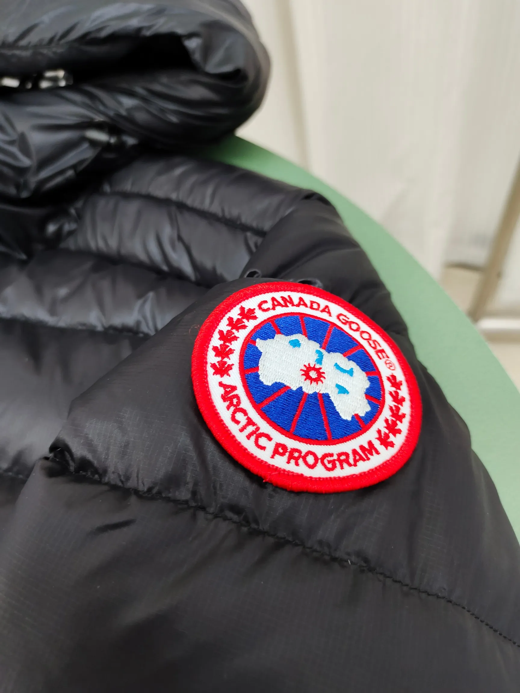 P860 ————2227MB model (high version) Canada goose Canada Goose Crofton hooded light down jacket, this is a down jacket suitable for late autumn and early winter: on cold and rainy mornings, it can be used as a layer of warmth inside the rainproof jacket, and can be worn alone in the late autumn and early winter with a little bit of coolness. Filled with white duck down. The Crofton Hooded Jacket is a versatile, lightweight and versatile piece that even packs itself in for easy transport. The inner layer has removable elastic straps, making the jacket easy to carry on the shoulder and hands-free. 2 zippered hand pockets with fleece fabric on the knuckle side for softness and warmth. Color: black with black label, black with red label, ocean blue, superoxide blue, silver birch red label, silver birch black label Size: XS-2XL